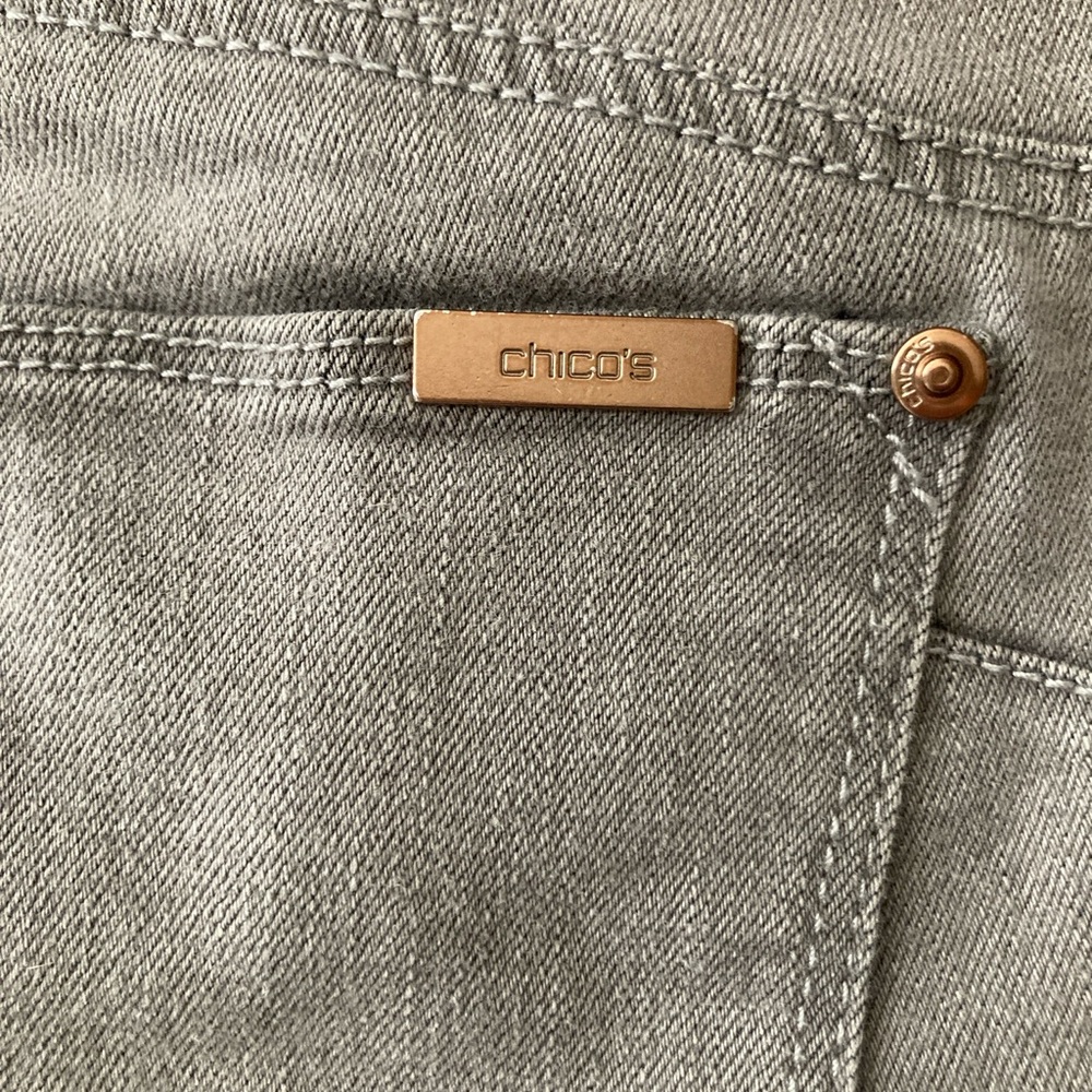 Chico’s So Lifting Slim Leg soft gray stretch Jean size 1 Regular